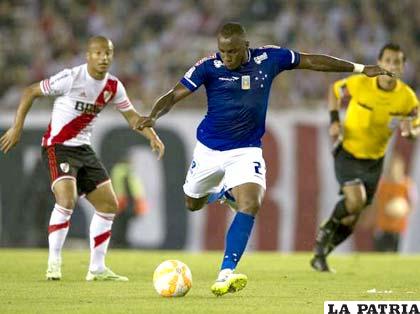 Cruzeiro fue dominador de las acciones en El Monumental