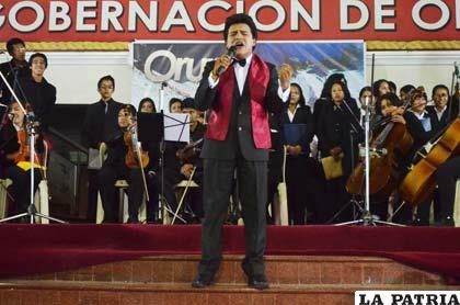 José José emocionó a su público en su regreso a su tierra