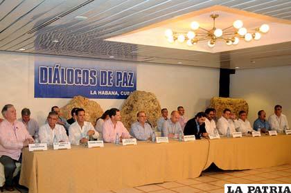 Representantes del gobierno colombiano y de las FARC  retoman diálogos de paz