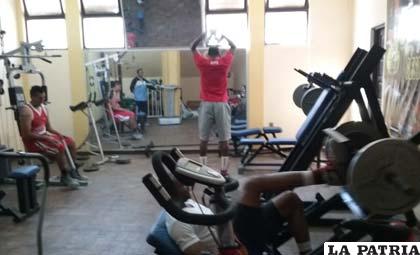 Los integrantes de Derecho trabajaron ayer en un gimnasio