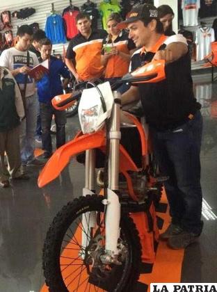 Salvatierra con su nueva motocicleta