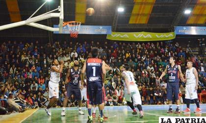 La acci?n de juego en la cancha del CAN donde hubo un lleno total