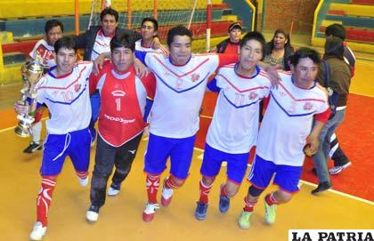 Vuelta olímpica de los integrantes del equipo de Vehículos GAMO