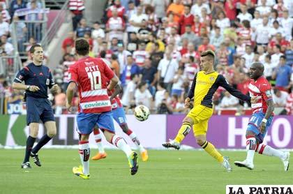 Guzmán, del Atlético de Madrid, intenta rematar al arco contrario