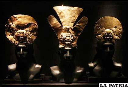 Tres frontales de oro de la cultura Mochica son exhibidas en una muestra de arte prehispánico de América en el Museo Larco de Lima (Perú)