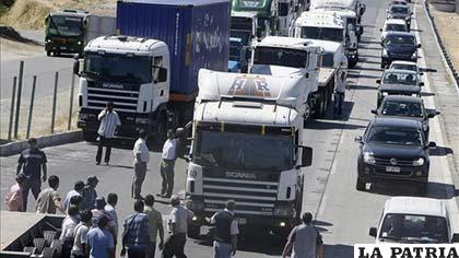 Veh?culos  paralizados por huelga de aduaneros  en la frontera chilena