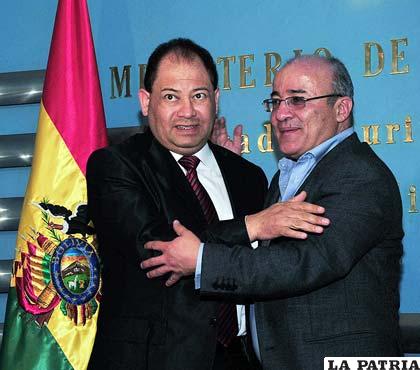 Carlos Romero (izq.) reasume su cargo como Ministro de Gobierno en reemplazo de Hugo Moldiz (der.)
