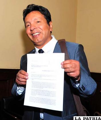 Exvocal Paredes, expone su renuncia ante la Asamblea Legislativa