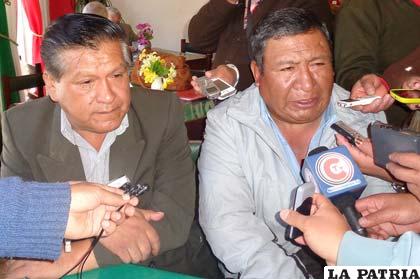 Jefe departamental de la UCS, Juan Cabrera (izq) y asamble?sta electo, Amadeo Tapia (der)