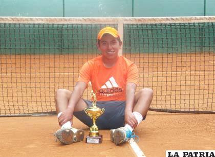 Dieter Jairo Gonzales con el trofeo de campeón