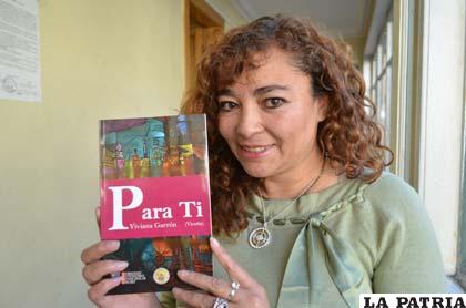 Viviana Garrón con su primer libro 