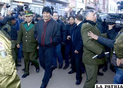 El Presidente Morales en el operativo de entrega de Belaúnde a Perú