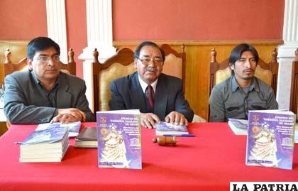 Durante la presentación del libro de Antonio Revollo (centro)