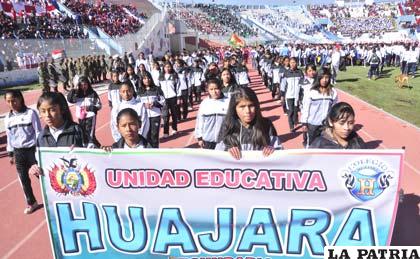 Durante el desfile de los participantes, representantes de la Unidad Educativa Huajara