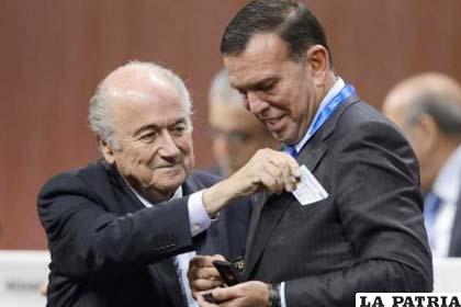 Juan Ángel Napout recibe toda la confianza de Joseph Blatter