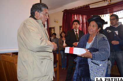 Concejal electa Hilaria Sejas recibe documentación del presidente saliente del Concejo