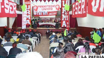 El foro fue realizado ayer en el salón de actos del Colegio Nacional Simón Bolívar