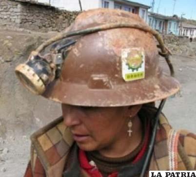 Las mujeres trabajan en las mineras por mejorar su condición de vida