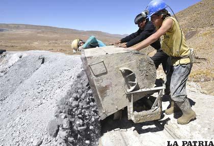Mineros descargan concentrados de minerales