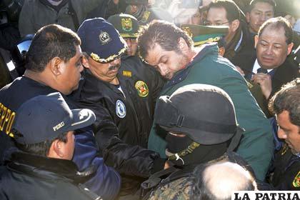 El momento de la entrega de Belaúnde a policías peruanos