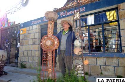 Gonzalo Cardozo junto a sus esculturas