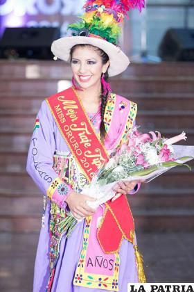 Adriana Nava luciendo el título de Mejor Traje Típico /Miss Oruro 2016