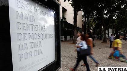 En Rio de Janeiro se colocan paneles publicitarios capaces de atraer y matar a los mosquitos del zika, dengue y chikunguña /holaciudad.com
