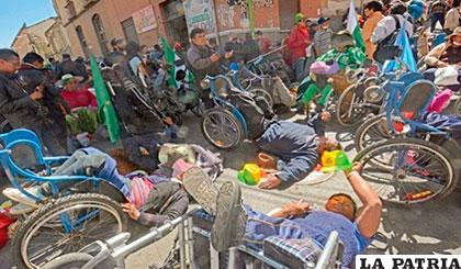 Personas con discapacidad continúan en lucha para obtener el bono de 500 
bolivianos / Adol.arn