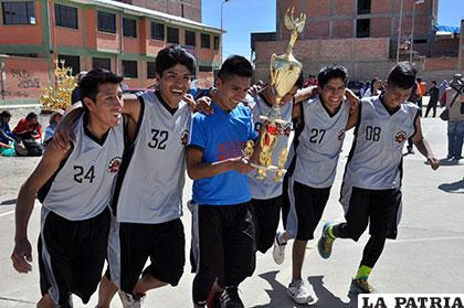 El plantel de Alianza durante la vuelta olímpica