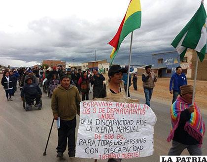 Los discapacitados a su paso por Oruro