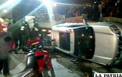 Comandante de la Policía de Potosí, volcó un motorizado en el cual trasladaba cajas de cerveza /eju.tv