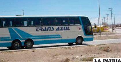 Un bus de la empresa Trans Azul está involucrado en el incidente de tránsito /boliviatv.bo