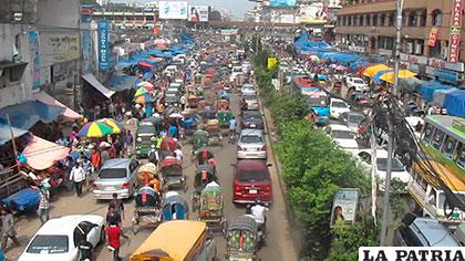 La contaminación y los atascos son algunos de los principales problemas en Dhaka - Bangladesh