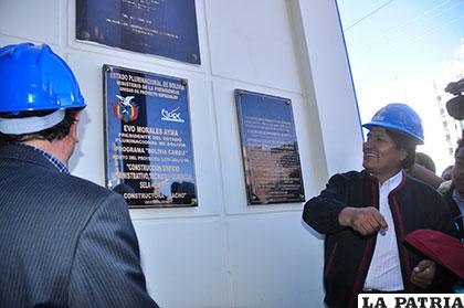 Presidente Evo Morales descubre plaqueta en la inauguración del nuevo edificio de SeLA