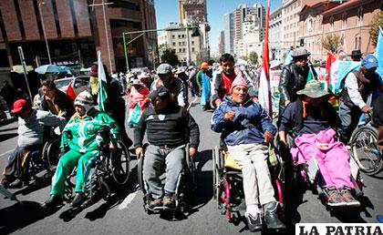 Personas con discapacidad no desisten en su pedido de 500 bolivianos /Bolivia.com