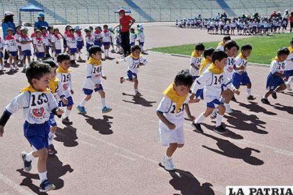 Durante las pruebas de atletismo con la participación de los niños