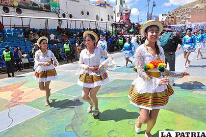 Se ven danzas de diferentes lugares de Bolivia