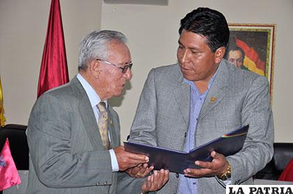 Rodolfo Rocabado (izq.) fue uno de los periodistas destacados en acto de la Brigada Parlamentaria