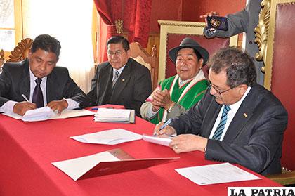Alcalde y autoridades judiciales firman la minuta de transferencia de los terrenos