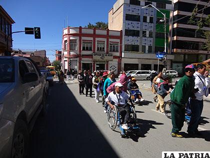 Marcha de discapacitados en Oruro