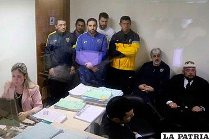 Los seis hinchas de Boca durante la audiencia