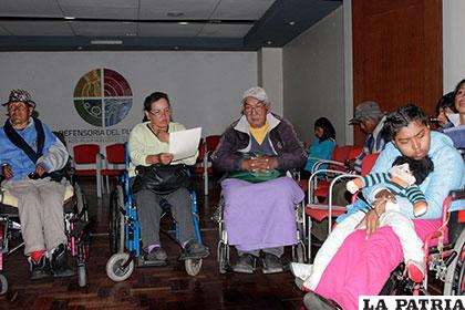 Discapacitados se quedaron esperando en la Defensoría del Pueblo /APG