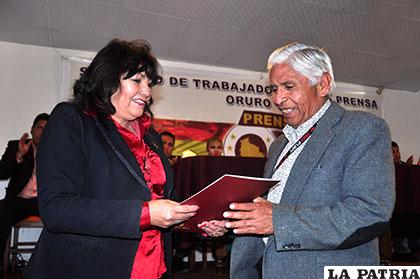 La presidenta del Concejo Municipal, Magda Suaznabar, entrega el reconocimiento a Juan Mendoza, afiliado al STPO
