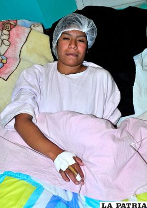 Erika Evelin Rojas Canaza, en una cama del Hospital General