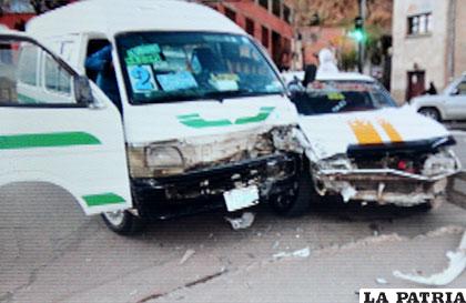 El minibús y el taxi tras la colisión