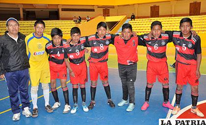 Integrantes de equipo que representa al colegio Saracho