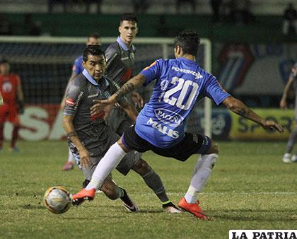 Rudy Cardozo intenta burlar la marca de Nicolás Di Biase /APG