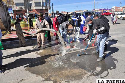 Funcionarios de la Alcaldía lavaron calzada de la avenida Al Valle ante pasividad de los vecinos