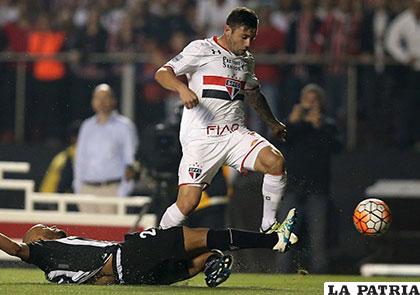 La acción del partido que se disputó anoche en Sao Paulo /prensafutbol.cl