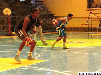 Marvin Cairo y Cristhian Delgado en el entrenamiento de CAN 
